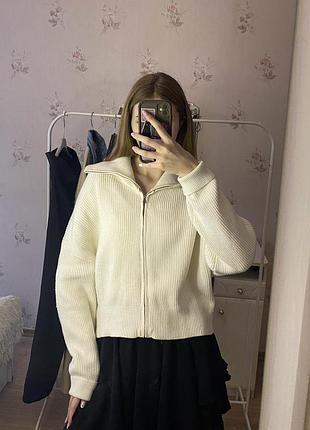 Гарний жіночий молочний светрик на замочку primark