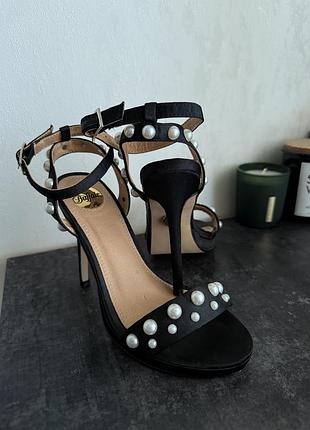 Чорні босоніжки на шпильці з перлинами