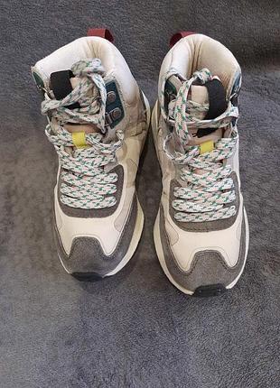 Високі кросівки снікерси