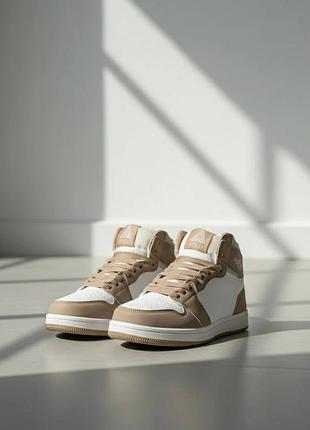 Жіночі кросівки