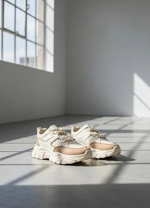 Жіночі кросівки