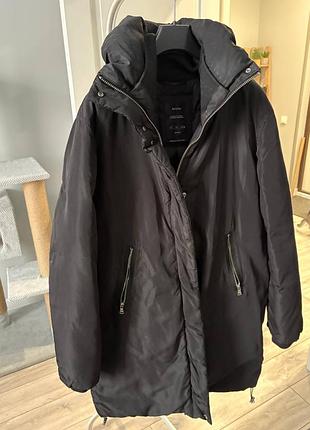 Пуховий жіночий чорний bershka