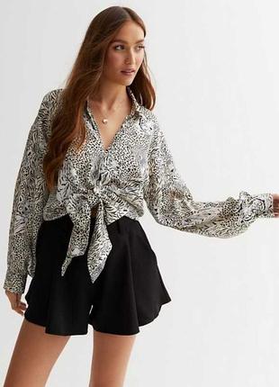 Біла атласна сорочка з тваринним принтом та зав'язками спереду