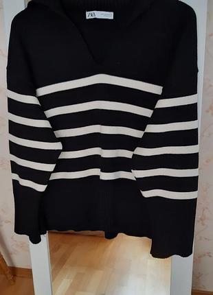 Светр zara
стильний чорний светр у білу горизонтальну смужку.