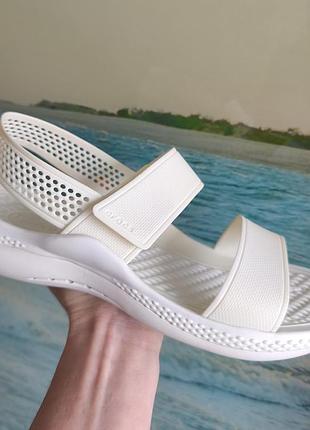Женские сандалии crocs
w7