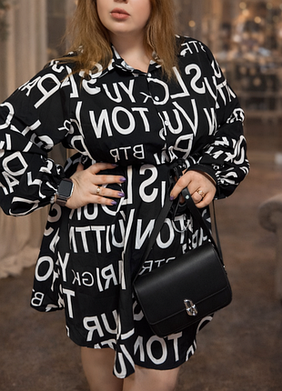 Платье-рубашка черного цвета с контрастным белым графическим принтом в виде крупных букв🤩