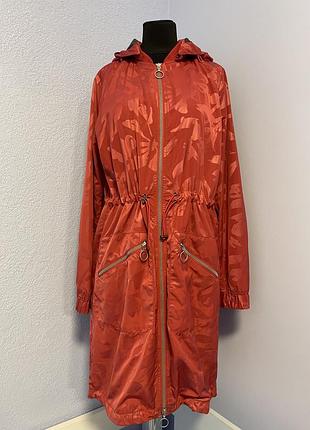 Куртка, ветровка. стан идеальний б/у. має кармани , капюшон.