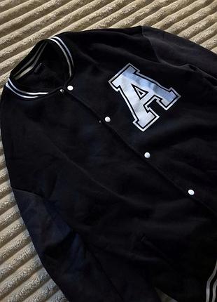 Чорний бомбер у стилі high school