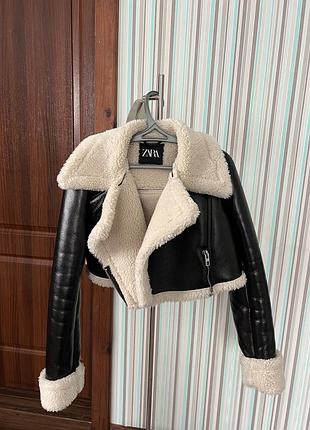 Це коротка жіноча дублянка-косуха zara чорного кольору зі штучного хутра.