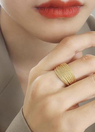 Золотиста каблучка з багатошаровим плетінням у стилі «мотузка» (rope) або «сітка» (mesh)