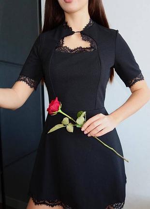 Чорна сукня з мереживом