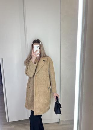 Жіноче пальто світло-коричневого кольору в ідеальному стані