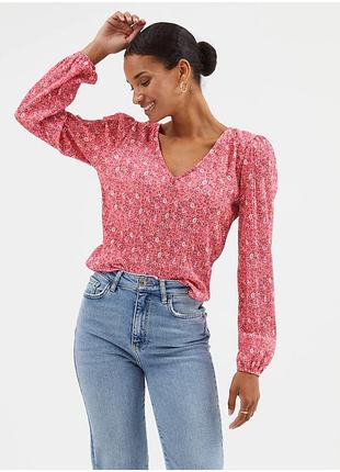 Жіноча стильна ніжна повітряна плісирована рожева блуза з квітковим принтом