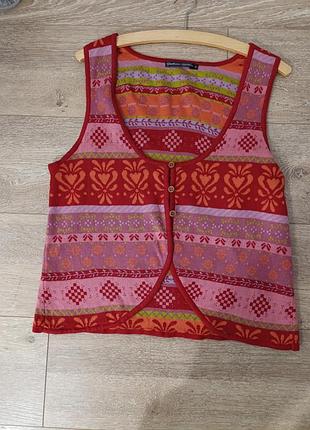 Жилет бренд gudrun  sjoden(гудрун  шоден).відомийсвоїм яскравим одягом в скандинавському стилі.