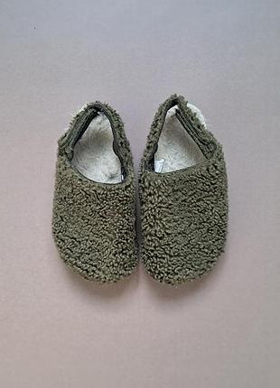 Плюшевые сабо зеленого цвета с регулируемыми липучками на пятке