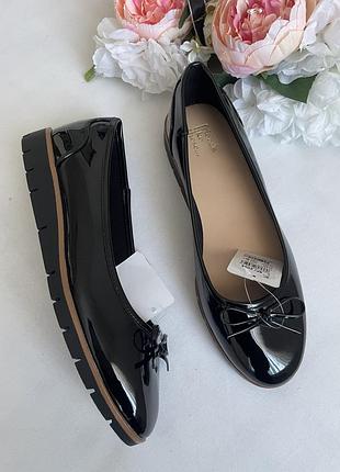 Лакові балетки на танкетці