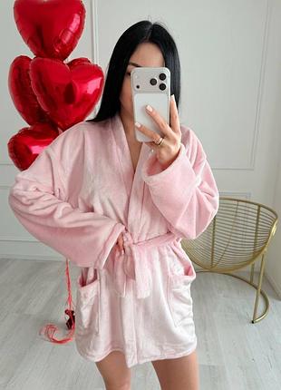 Рожевий махровий короткий халат на запах з довгим рукавом 767