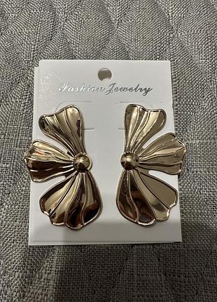 Великі золотисті сережки-пусети у формі пелюсток квітки