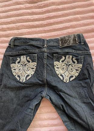 Вінтажні вузькі джинси з візерунком ззаду