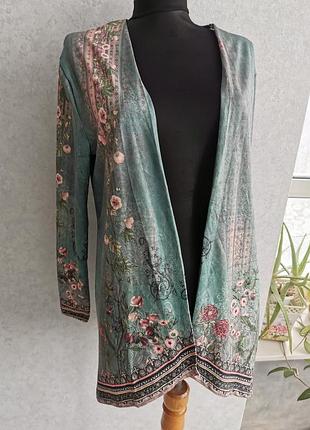 Накидка женская с красивым рисунком.