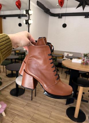 Черевики на стійкому широкому каблуку середньої висоти зі шнуровкою для регулювання підйому