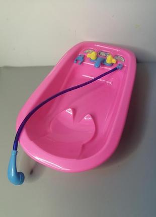 Игрушечная ванночка для куклы с ручным душем.
.