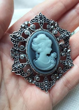 Брошка камея у вінтажному стилі