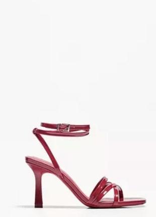 Босоніжки в червоному кольорі