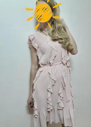 Красивое нюдовое платье под поясок с рюшами, оборками next