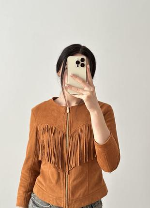 Коричнева куртка з бахромою