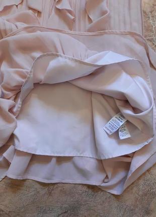 Красивое нюдовое платье под поясок с рюшами, оборками next9 фото