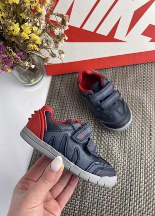 Кросівки шкіряні на липучках clarks