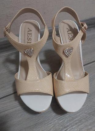 Босоніжки на платформі світлого кольору