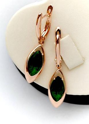 Позолочені сережки зелені камені медичне золото подарунок позолоченные шикарные сережки зелёные камни подарок