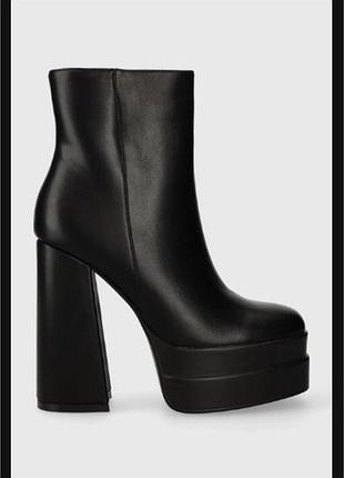 Чоботи на високих підборах та платформі.