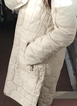 Стеганое пальто плаща в наличии