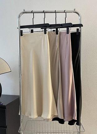 Изящная шелковая юбка с разрезом в цветах