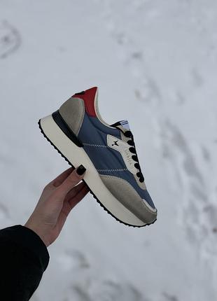 Кросівки жіночі