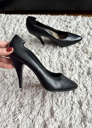Шкіряні екстравагантні туфлі на підборах як у меріл стріп натуральна шкіра