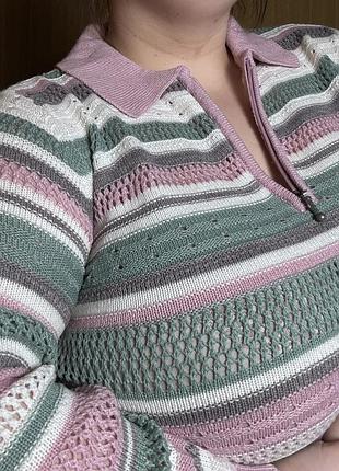 Стильний в’язаний джемпер у пастельну смужку