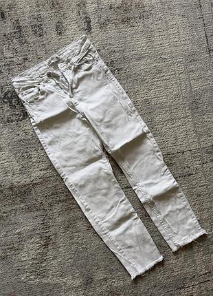 Білі джинси мом