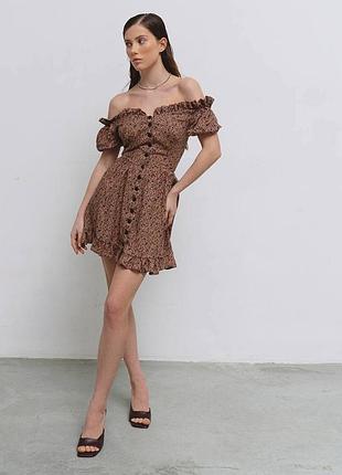 Сукня на спущені плечики