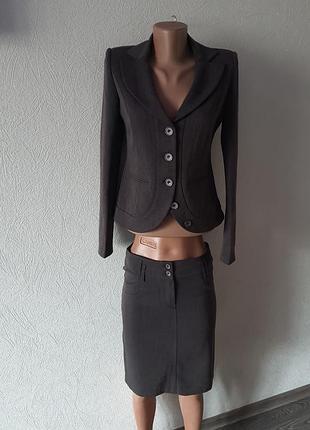 Классический серый костюм двойка, пиджак и юбка карандаш