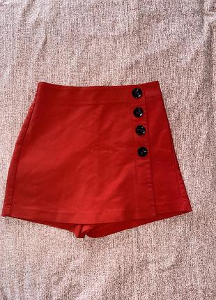 Красная юбка-шорты (см. фото)