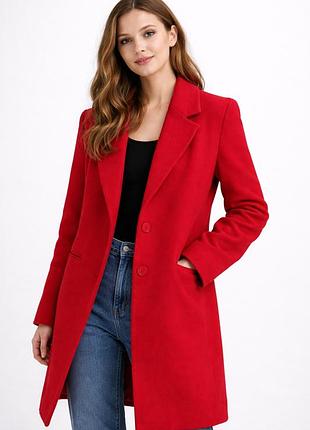 Красное демисезонное пальто яркое