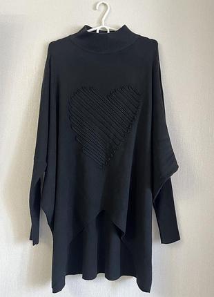 Жіночий джемпер (туніка) вільного крою з характерним декоративним елементом у вигляді серця на грудях.