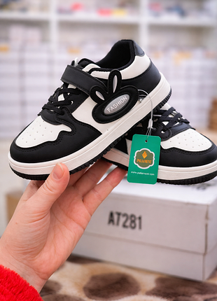 Модні та зручні кросівки для хлопчика або дівчинки. ідеально підійдуть для школи.