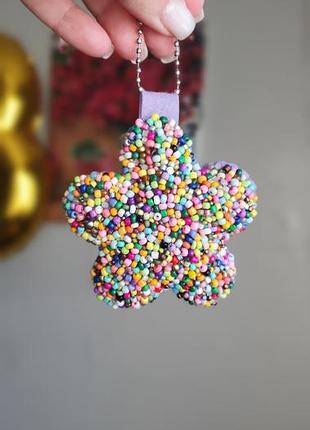 Брелок цветок из фетра и бисера ручной работы