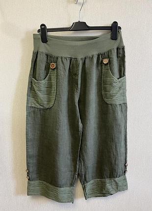 На зображенні представлені вкорочені жіночі штани або шорти в стилі lagenlook, виконані зі 100% льону.