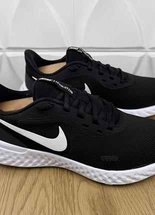 Оригінальні кросівки nike revolution